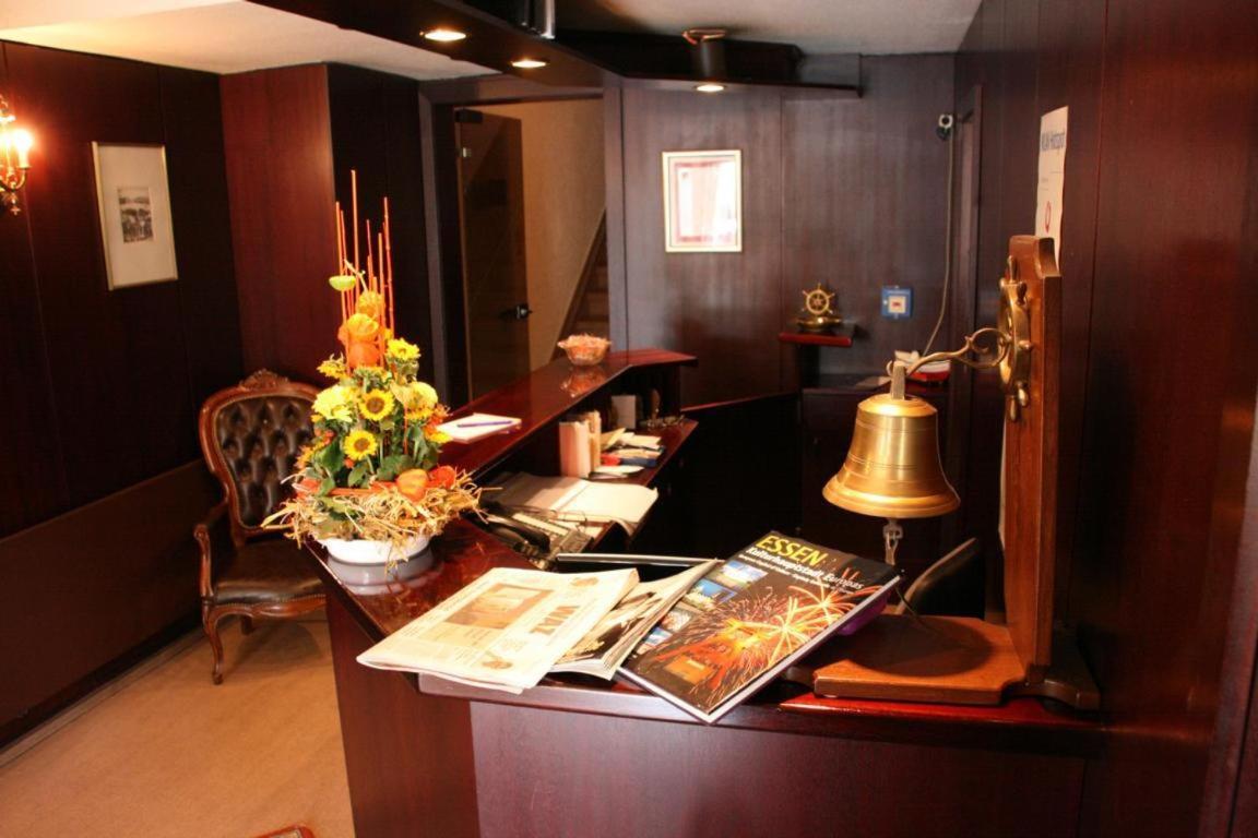 Hotel Diening Essen Bagian luar foto